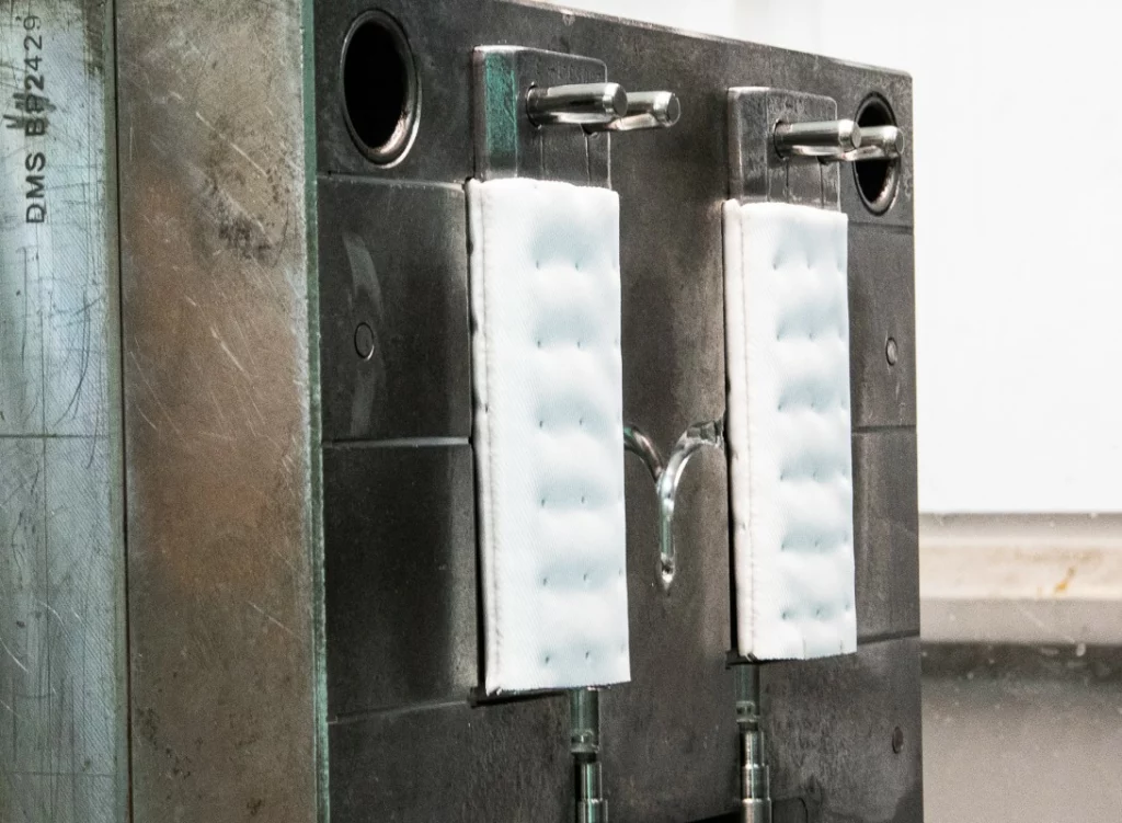 Machine-demonstrating-plastic-injection-moulding-filters